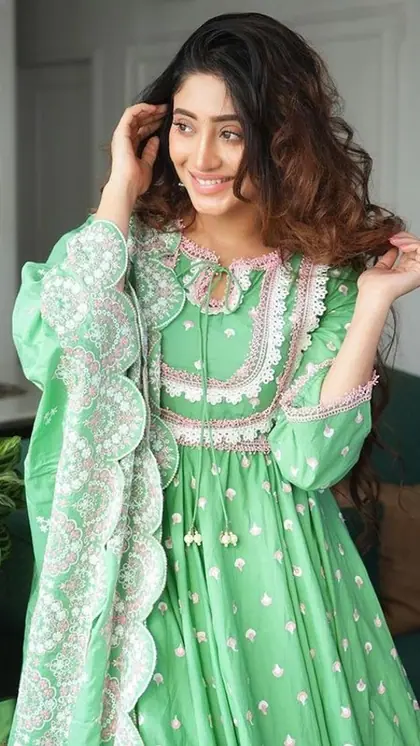 गर्मियों में कूल और सोबर लगेंगी, Shivangi Joshi के 8 कॉटन सूट में