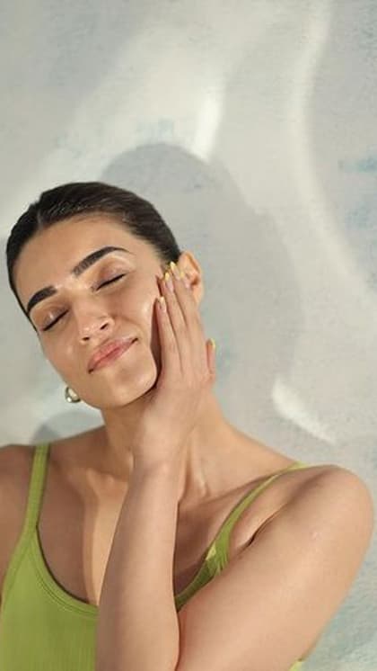 शीशे की तरह चमकेगी स्किन, फॉलो करें Kriti Sanon का Skin Care Secret
