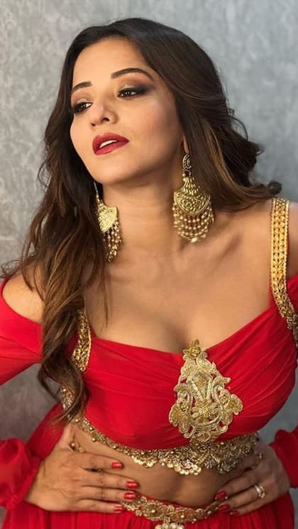 टेलर से बनवाएं Monalisa के Padded Blouse, बिना ब्रा के पहन सकती हैं