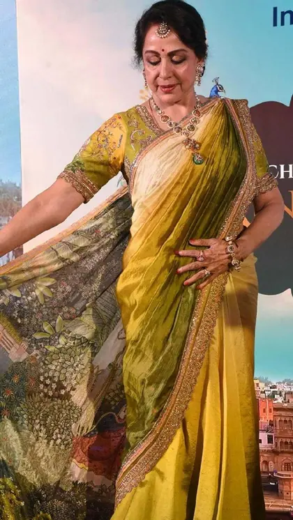 75 में भी पति कहेंगे ड्रीम गर्ल, पहनें Hema Malini सी ये 8 साड़ियां