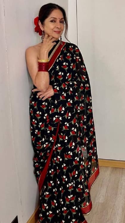 जॉर्जेट फैब्रिक में फ्लोरल प्रिंट साड़ी