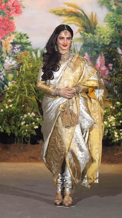 69 में दिखेंगी 29 की, जब हाथों में लेंगी Rekha के स्टाइलिश Handbags