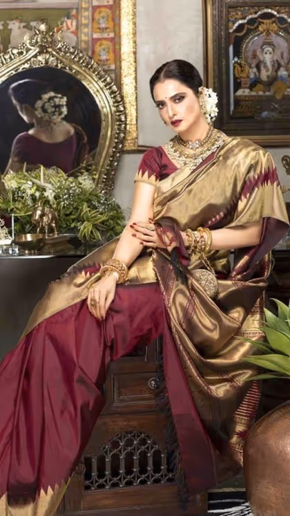 खिल उठेगा Mummy का चेहरा, Mothers Day पर गिफ्ट करें Rekha जैसी साड़ी