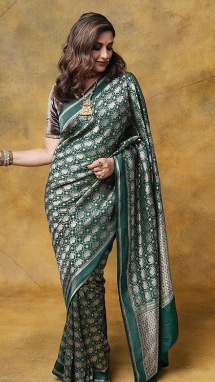 Mothers Day पर मां को गिफ्ट करें Sonali Bendre जैसी 7 Elegant साड़ी