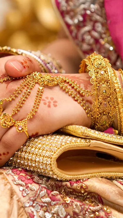 Gold Rate Today: पीक पर पहुंचते गोल्ड हुआ धड़ाम, इतने कम हुए दाम