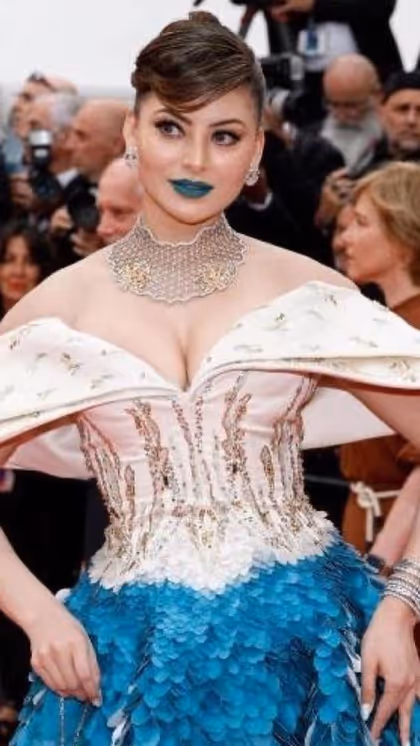 Cannes में सुंदर नहीं चुड़ैल जैसी नजर आई ये हसीनाएं, ग्रीन होंठ और...