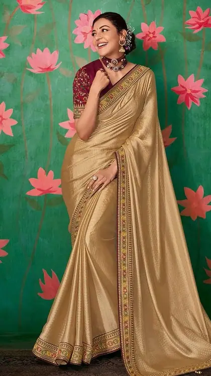 सोने से खरी दिखेंगी आप, स्टाइल करें 8 Golden Saree