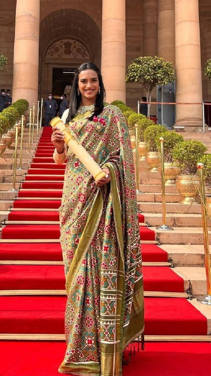 ऑलिव ग्रीन पटोला साड़ी