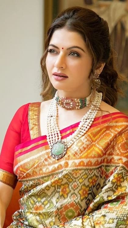 खास पेस्ट लगाती हैं चेहरे पर