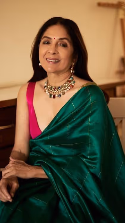बूढ़ी कहने की नहीं होगी हिम्मत! 60 में वियर करें  Neena Gupta सी साड़ी