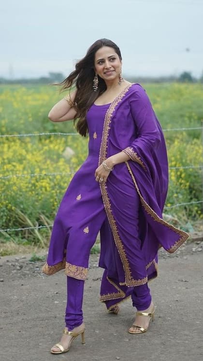 तिरछी नज़रों से देखेंगे मुंडे, जब पहन के निकलेंगी सरगुन मेहता से 8 सूट