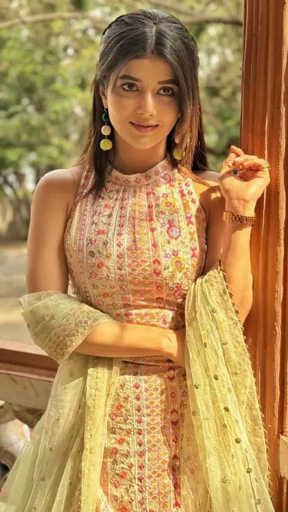 YRKKH की अभीरा के वार्डरोब से चुनें 8 Outfits,बारिश में जाएंगी खिल