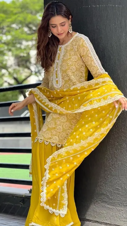 चिकनकरी एंब्रॉयडरी सूट