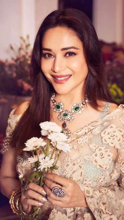 महफिल में चमकेंगे Madhuri Dixit के 8 नेकलेस,साड़ी संग पहनकर करें नाज