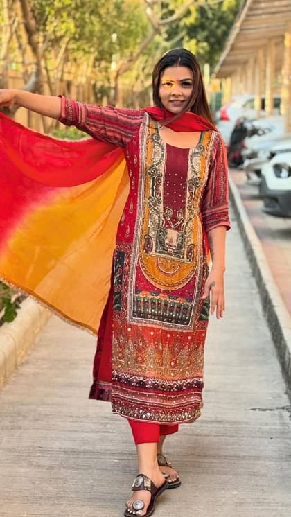 स्ट्रेट एम्ब्रॉयडर्ड सूट