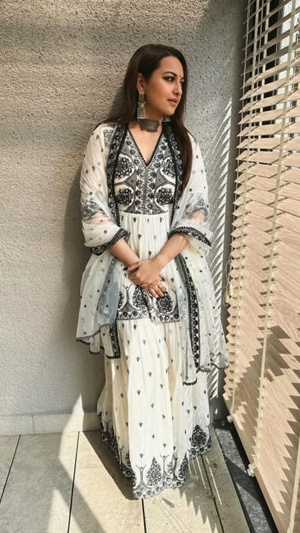 व्हाइट शरारा कुर्ता सूट