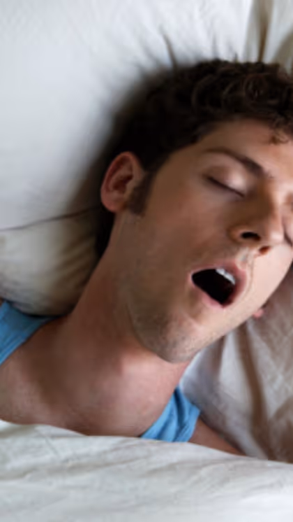 नींद में गला क्यों बोलने लगता है? सर्दियों में खर्राटे रोकने के उपाय