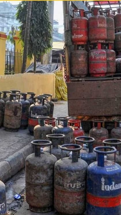 1. कॉमर्शियल LPG सिलेंडर 31 रुपए सस्ता हुआ