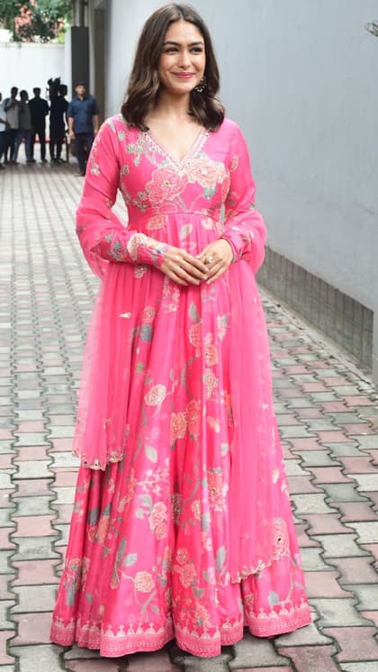 लगेगा जमीं पर उतरा आया है सितारा! चुनें Mrunal Thakur से 8 Trendy Suit