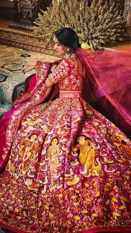 लहंगे में दिखी जयश्री बर्मन की पेटिंग