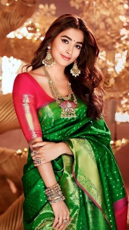पति उतारेंगे बार-बार नजर,जब  सावन में पहनेंगी 8 Green Saree Design