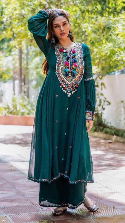 रिमझिम सावन में लूट लेंगी सबका मन,पहन कर देखें 8 Designer Green Suit