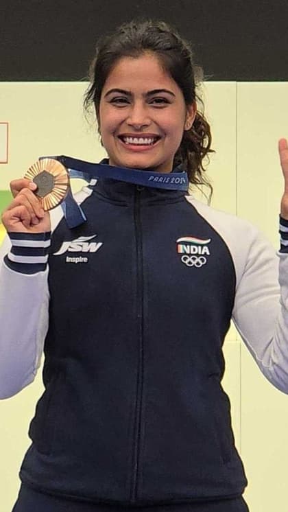 Medal has iconic Eiffel Tower fragment