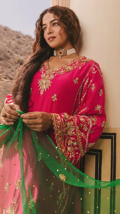 एम्ब्रॉयडरी सूट