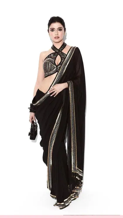 यंग गर्ल्स की पसंद बने ये Blouse Design,बाजार में है छप्पर फाड़ मांग