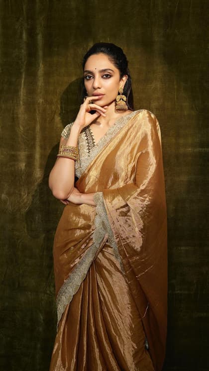 रक्षाबंधन में लगेंगी नवाबी, चुनें Shobhita Dhulipala सी 8 लाइट Saree