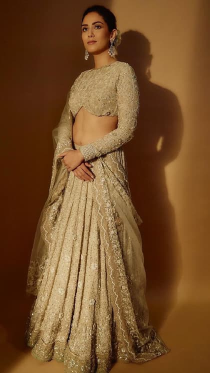 भाभी लगाएंगी नज़र का टीका, नई दुल्हन सावन में पहनें 8 सिजलिंग Blouse
