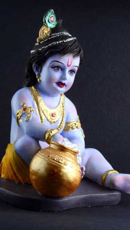 1. शुद्धि मंत्र के साथ शुरू करें पूजन: हाथ में जल लेकर बोलें
