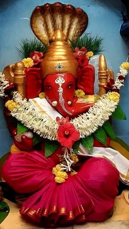 1. शक्ति का प्रतीक है लाल रंग
