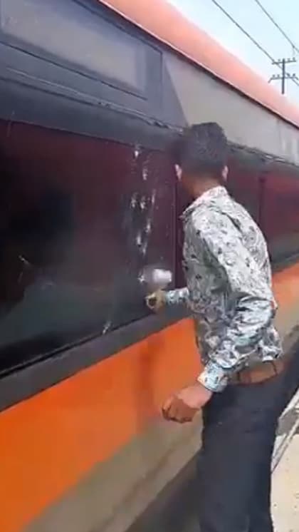 कौन है वंदे भारत ट्रेन का शीशा तोड़ने वाला?