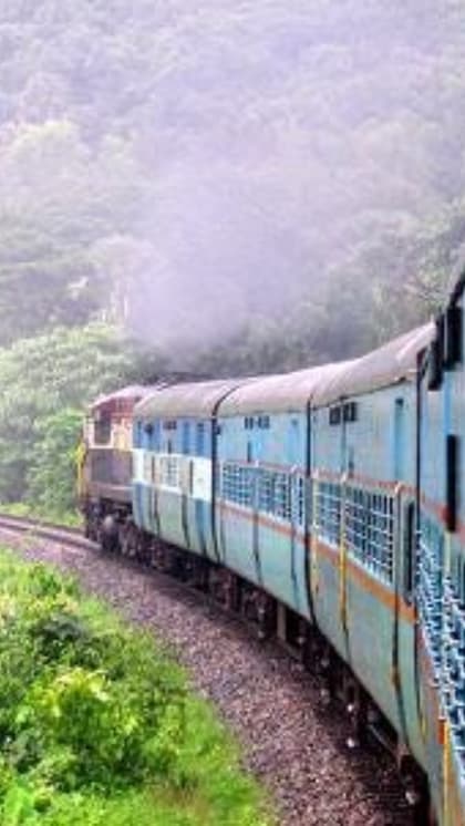 दिल्ली से प्रयागराज ट्रेन से 6 घंटे का सफर