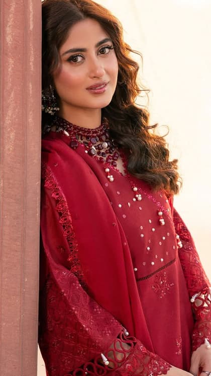 Get a Silver Glow on Eid: Try Sajal Aly and Hania Aamir's Makeup | Asianet  Newsable