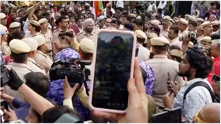 ഫ്ലാഷ് ഓണാക്കി ഇൻസ്റ്റയിൽ ലൈവ്, വെള്ളവും വെളിച്ചവും തടയാൻ ഞങ്ങൾ തീവ്രവാദികളോ? സിജെപി പ്രതിഷേധത്തിൽ നാടകീയ രംഗങ്ങൾ, ഒടുവിൽ പുനസ്ഥാപിച്ച് പൊലീസ്