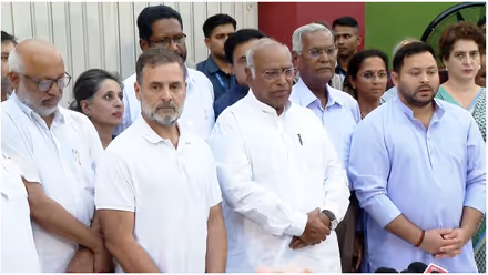 ഒരിഞ്ച് പിന്നോട്ടില്ല, ഒറ്റക്കെട്ടായി ഇന്ത്യാ സഖ്യം, ഗ്യാനേഷിന്റെ രാജിക്കായുള്ള പ്രക്ഷോഭം ശക്തമാക്കും; എല്ലാ സമരങ്ങൾക്കും ഒരൊറ്റ ലക്ഷ്യമെന്ന് രാഹുൽ