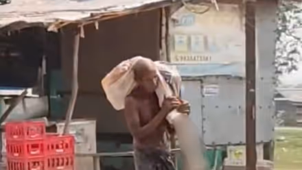 Watch Video: बहन का कंकाल कंधे पर लादकर 3Km पैदल बैंक पहुंचा भाई, नजारा देख हिल गया पूरा सिस्टम