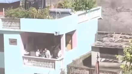नेपाल बाढ़ का सबसे शॉकिंग VIDEO: जब तिनके की तरह बह गए बड़े-बड़े घर, तब चट्टान जैसा डटा रहा ये हरा मकान