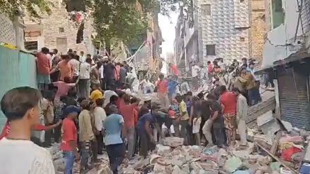 पापा, मैं और बेटी मलबे में दबे हैं...' दिल्ली बिल्डिंग हादसे के बाद आया दिल दहला देने वाला फोन
