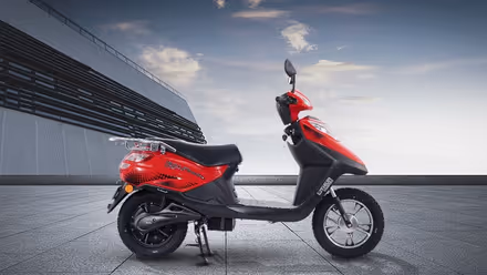 Electric Scooters: லைசென்ஸ் வேண்டாம்.. பெண்களுக்கேற்ற டாப் 5 எலெக்ட்ரிக் ஸ்கூட்டர்கள்!