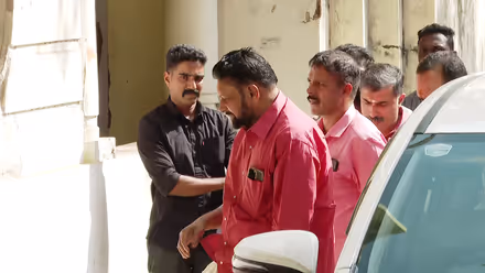 തന്ത്രി കണ്ഠര് രാജീവർക്കെതിരെ സൈബർ ആക്രമണം; ആഭ്യന്തരമന്ത്രിക്ക് പരാതി നൽകി തന്ത്രികുടുംബം