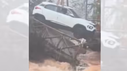 Satara Rain : महाबळेश्वरमध्ये तुफान पाऊस, नदीवरील पूल खचला; शेकडो पर्यटक अडकले