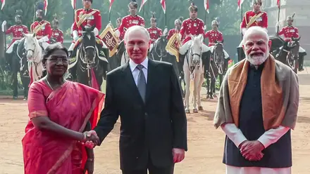 India Latest News Live: ರಾಷ್ಟ್ರಪತಿಯೂ ಅಲ್ಲ, ಪ್ರಧಾನಿಯೂ ಅಲ್ಲ.. ಕಾರ್ನಿಂದ ಇಳಿದ ಬಳಿಕ ಪುಟಿನ್ ಶೇಕ್ಹ್ಯಾಂಡ್ ಮಾಡಿದ್ದು ಇವರಿಗೆ..