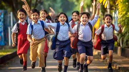 School Holiday: பள்ளிகளுக்கு 10 நாட்கள் விடுமுறை.. மாணவர்கள் குஷி.. சிறப்பு பேருந்துகள் அறிவிப்பு!