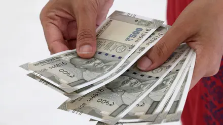 Money Vastu: பணத்தை சேமிக்க முடியவில்லையா? வீட்டில் பணம் வைக்கும் இடத்தை மாற்றிப் பாருங்கள்! வாஸ்து சொல்லும் சீக்ரெட்ஸ்.!