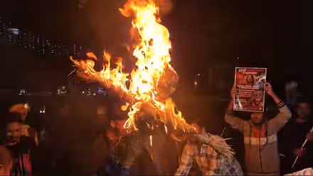 সংখ্যালঘুদের উপর অত্যাচারে রক্তাক্ত ওপার বাংলা, মুহাম্মদ ইউনূসের কুশপুতুল পুড়িয়ে প্রতিবাদ এপারে