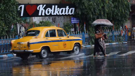 Kolkata Weather Today: আজ ঝিরঝিরে বৃষ্টিতে ভিজবে শহর, কোন জেলায় কত বৃষ্টি? আবহাওয়ার পূর্বাভাস