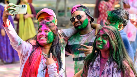 Holi 2026 : पटना के कॉलेज में लड़कियों की हुड़दंग होली, 'बाल खींचे-कपड़े फाड़े' देखिए तस्वीरें